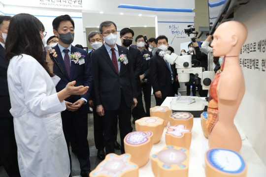 오태석 과기정통부 1차관이 15일 오후 경기도 고양시 일산서구 킨텍스에서 열린  '2022 대한민국 과학기술대전 개막식'에서 한국생명공학연구원 전시관을 참관하고 있다.  과기정통부 제공